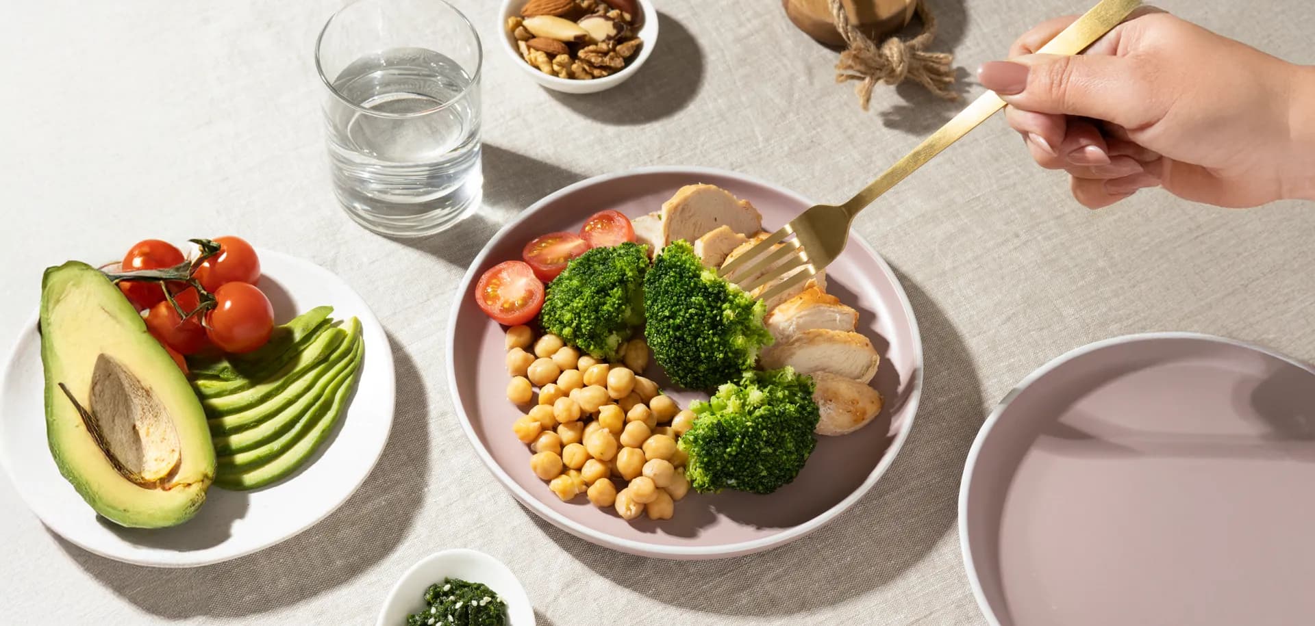 다양한 건강 식재료가 놓인 식탁